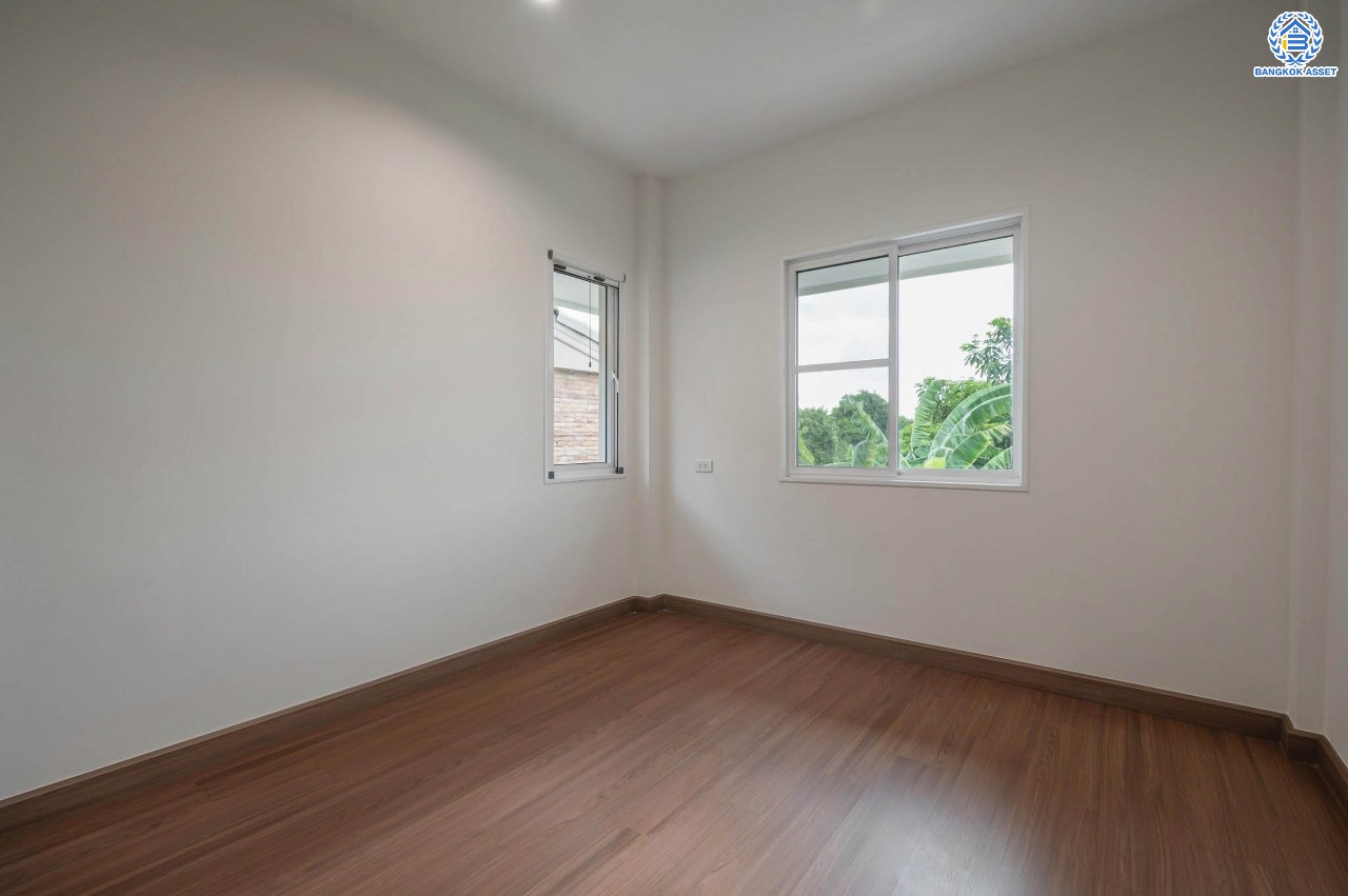 บ้านมือสองตกแต่งใหม่ โครงการ อรุณวดี พระราม5-รัตนาธิเบศร์ หลังมุม เนื้อที่ 50.4 ตร.ว. ฟังก์ชัน 3 ห้องนอน 2 ห้องน้ำ 1 ห้องอเนกประสงค์ จอดรถได้ 1 คัน บนทำเลทำเลศักยภาพ ติดถนนราชพฤกษ์ เชื่อมต่อทุกการเดินทาง ใกล้รถไฟฟ้าสายสีม่วง "สถานีบางรักใหญ่" และจุดขึ้นทางด่วน "ศรีรัช"